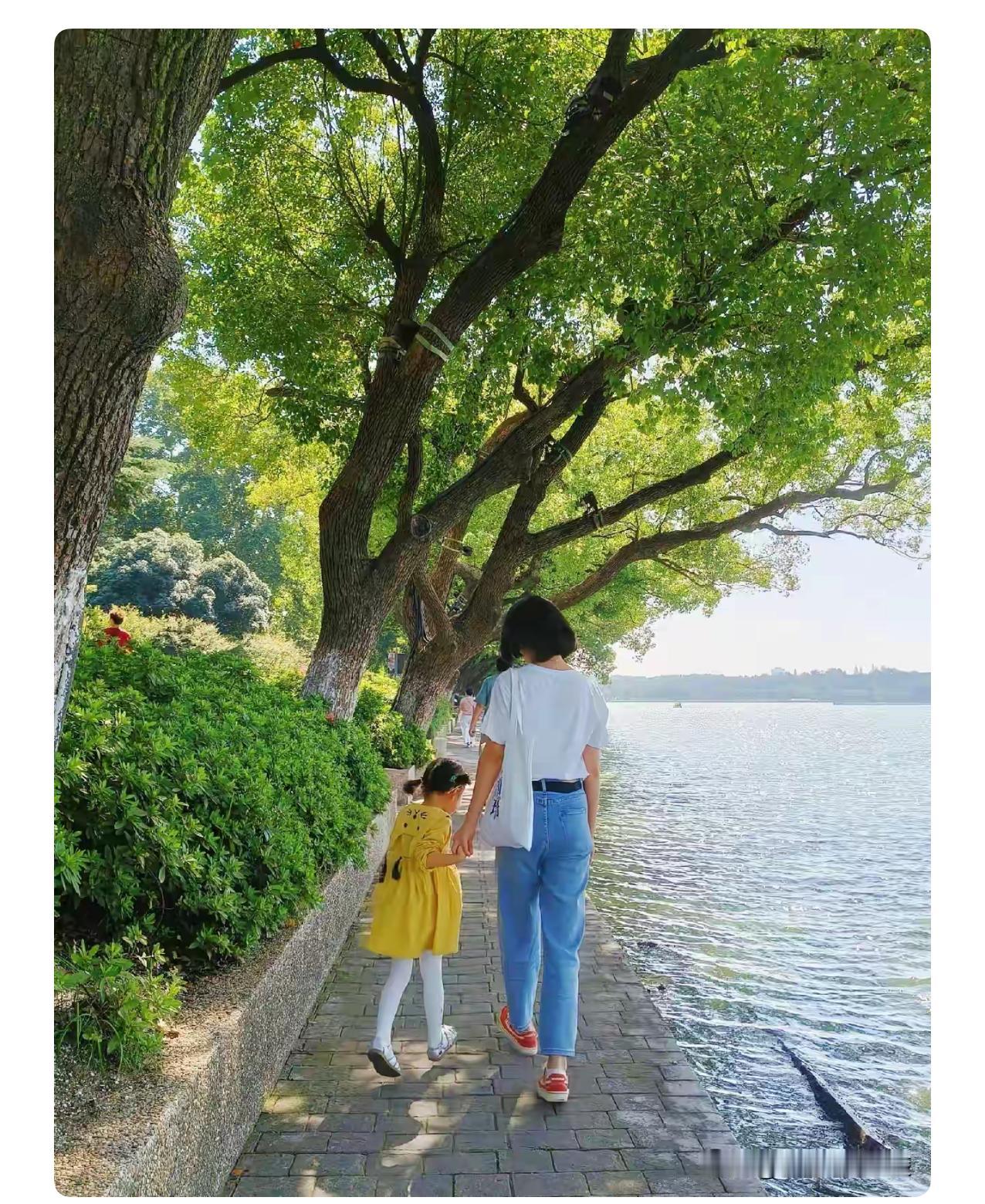 大姑姐42岁，几年前二婚，带着前夫的女儿嫁给了现任老公。大姑姐在家是全心全意