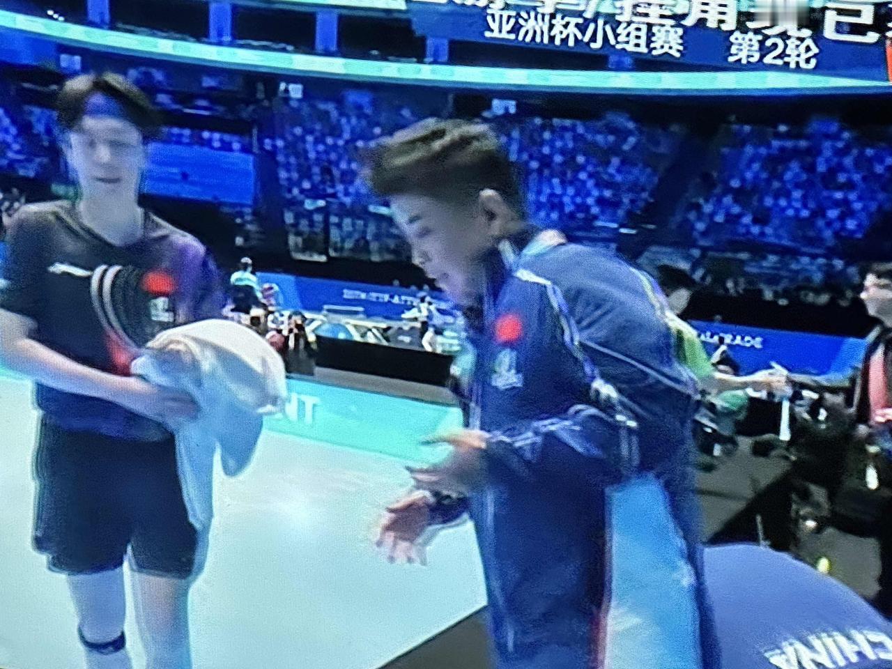 王楚钦的场外教练换人了吗？我一边拖地，一边陪正在看乒乓球赛直播的老爹唠嗑，赛