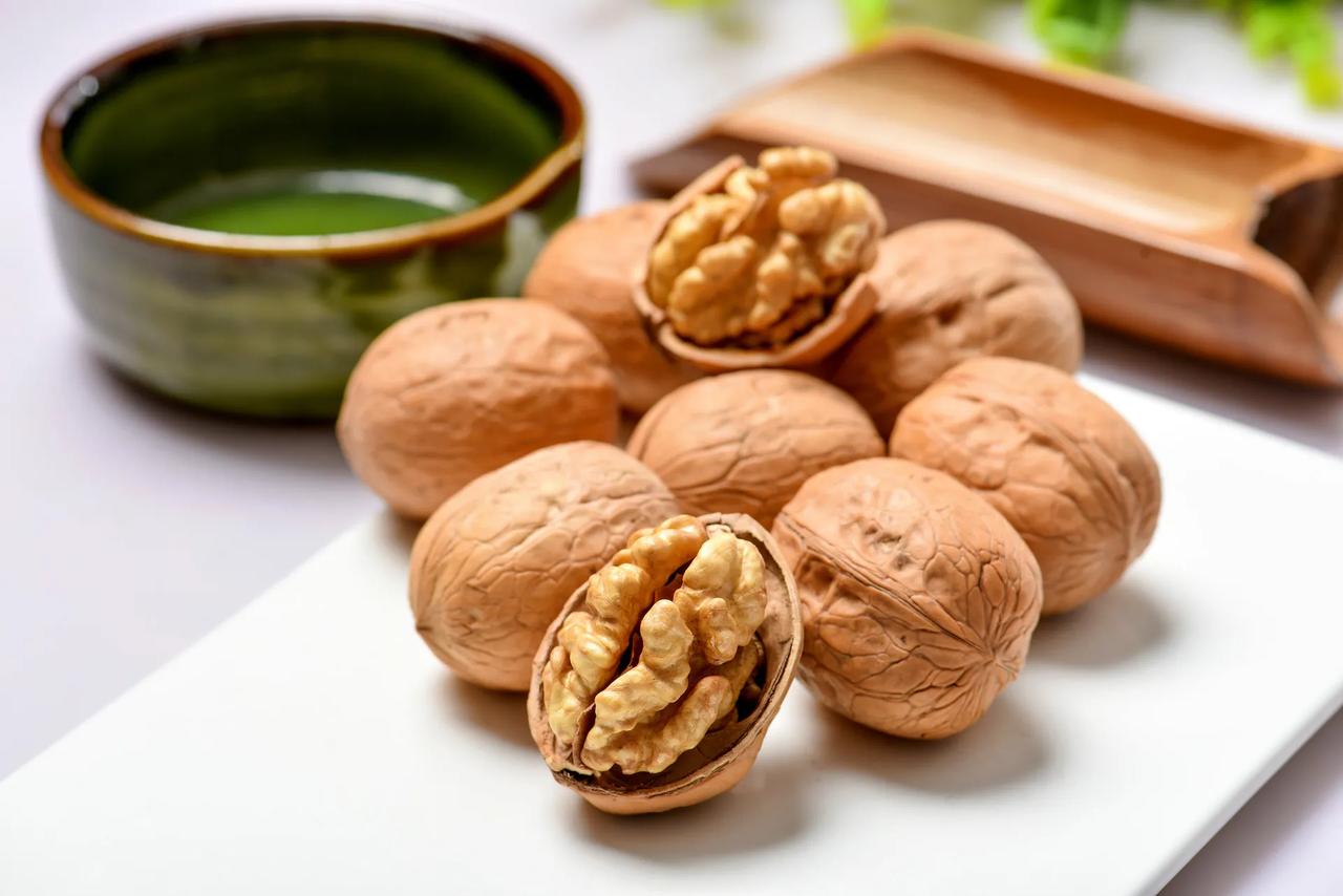 适合孩子们吃的三种零食，不仅有助于孩子长高还能有助于大脑发育：第一种：核桃核