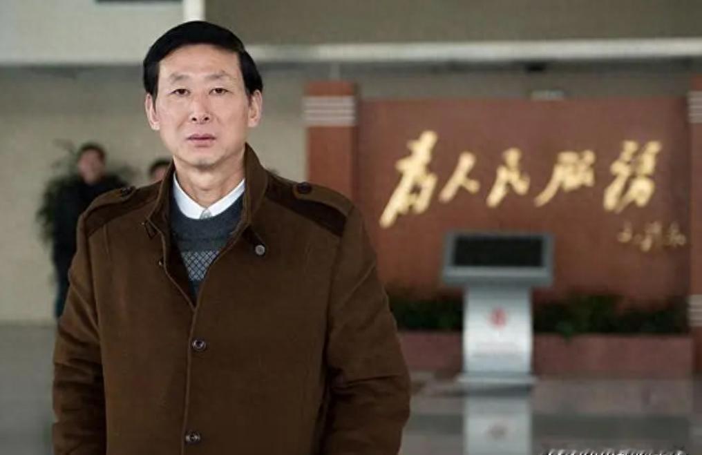 1996年，安徽一科长在家中被杀。丈夫于英生被认定凶手，判了无期。谁也没想到，1