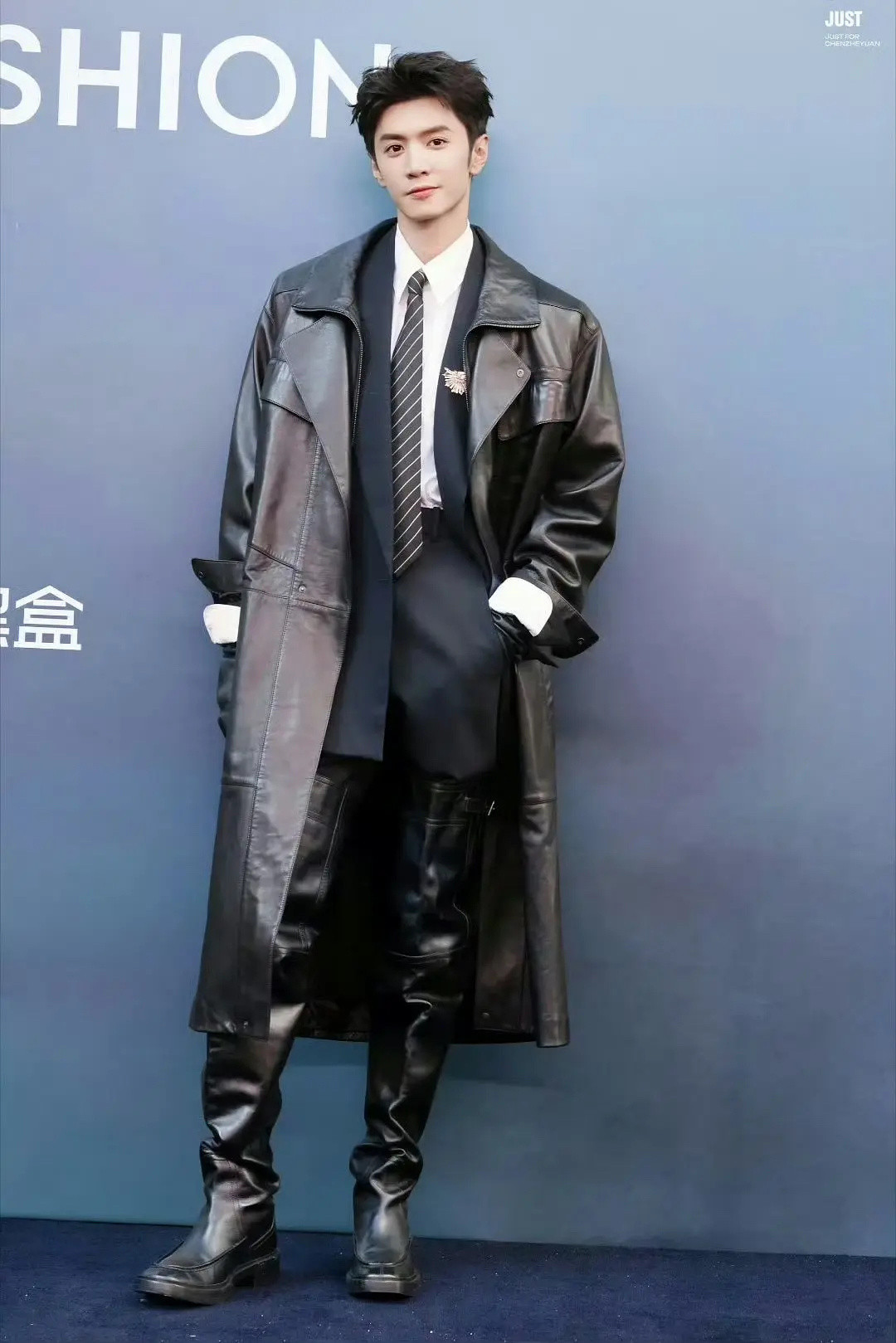 VOGUE盛典红毯陈哲远和刘宇宁撞衫，穿这种大衣还是要高​​​