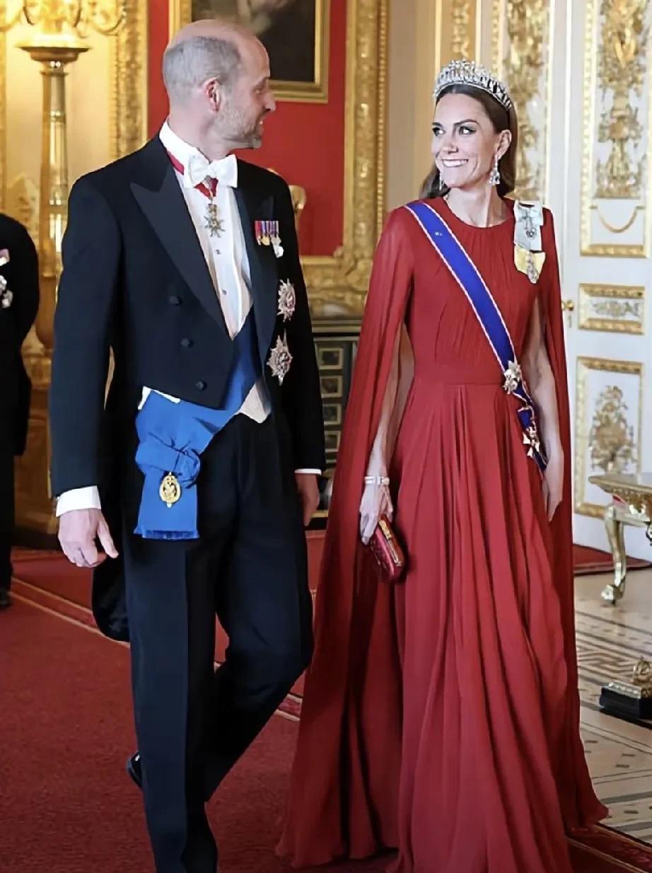 今年流行斗篷裙吗？七月八日，英国皇室举办国宴招待法国总统夫妇。凯特王妃与布吉丽