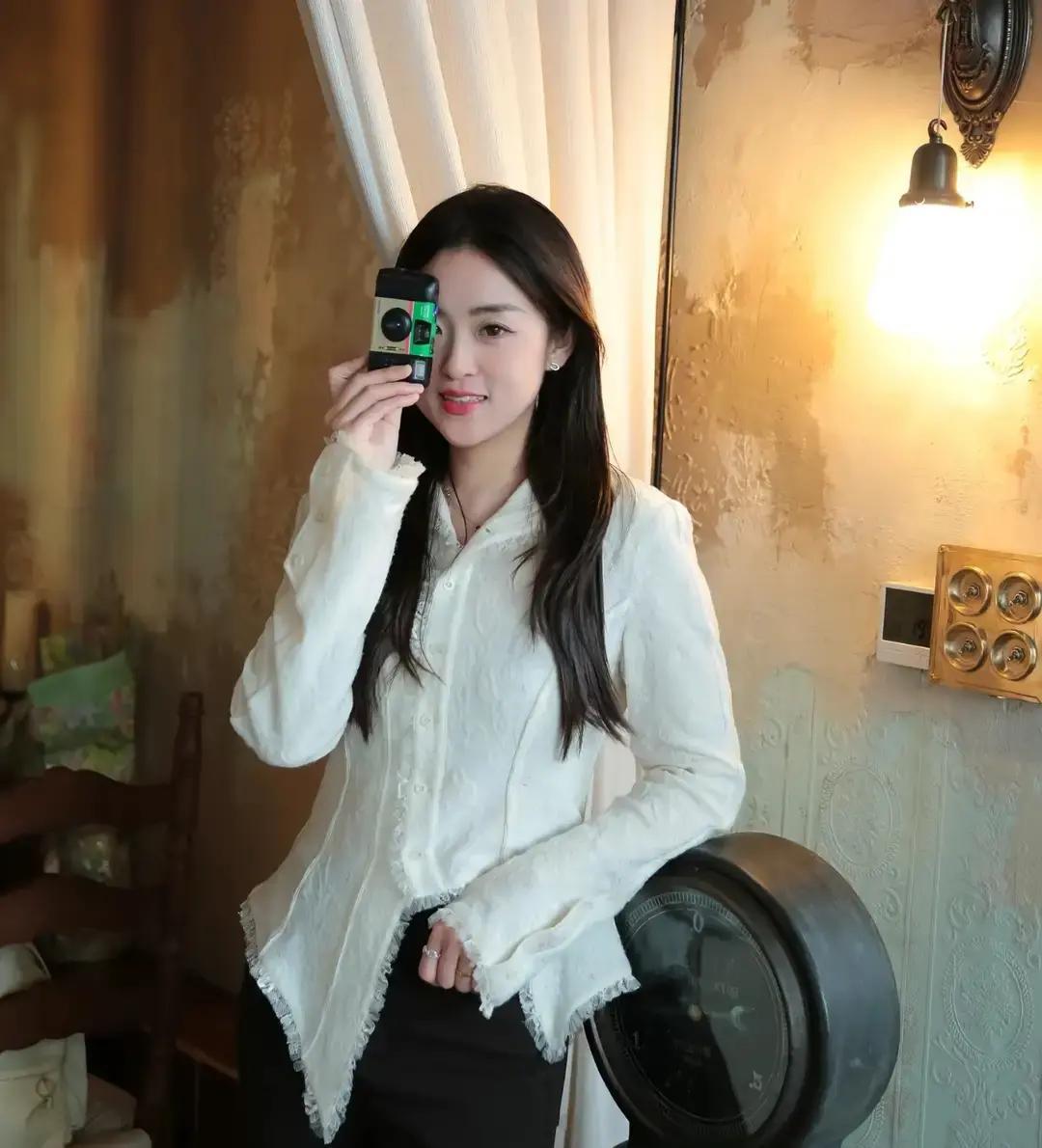 庞博本科中国传媒大学，硕士港大，现在在东方甄选当主播。第一次看他用英文带货，