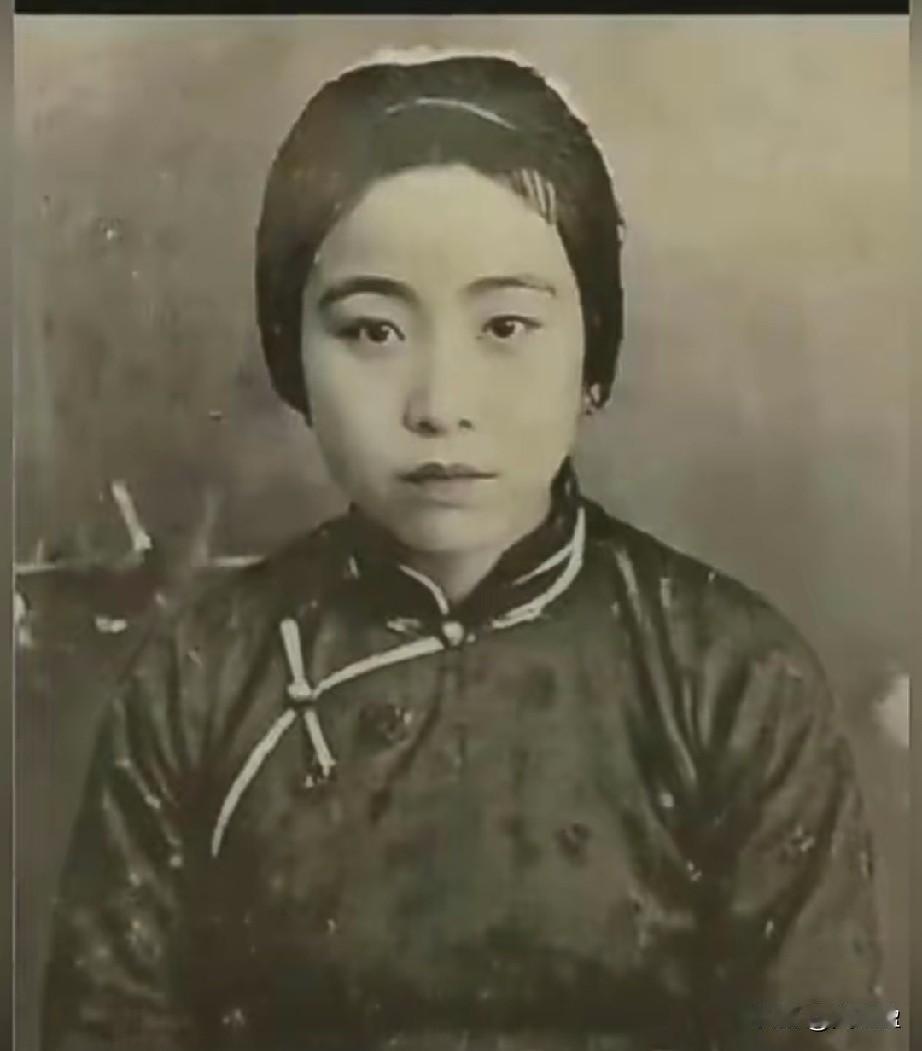 她忍辱两年，率千人血战三昼夜，全员殉国。她叫苗翠英，一个原本柔弱的台湾女子，却