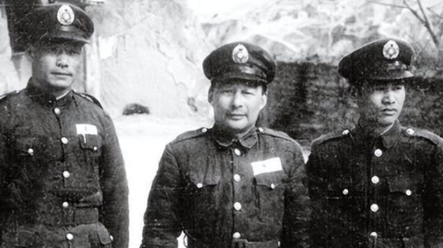 一次宴会上，一个记者突然问蒋介石：“西北的共军只有两万人，胡将军一下子就俘虏了他