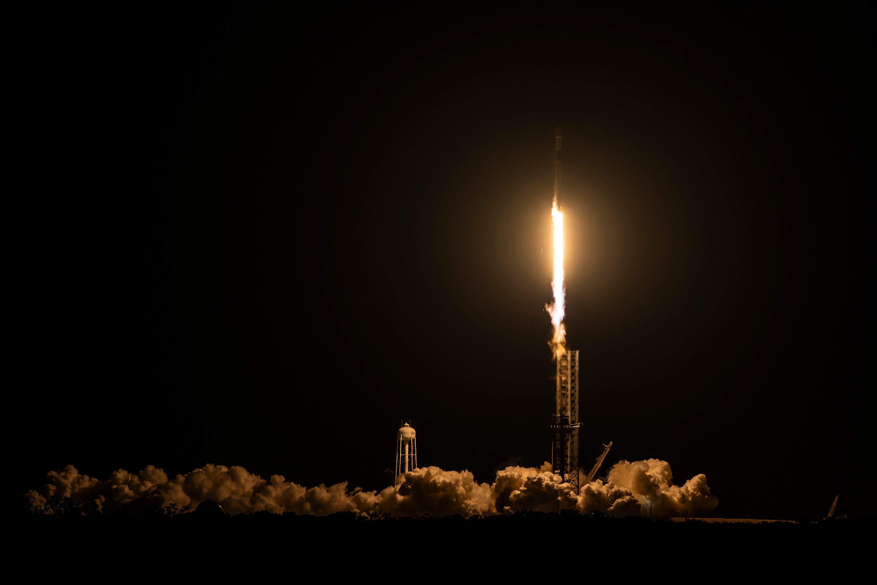 SpaceX的猎鹰9号火箭，看图是平平无奇，没什么特别的。其实这个B10