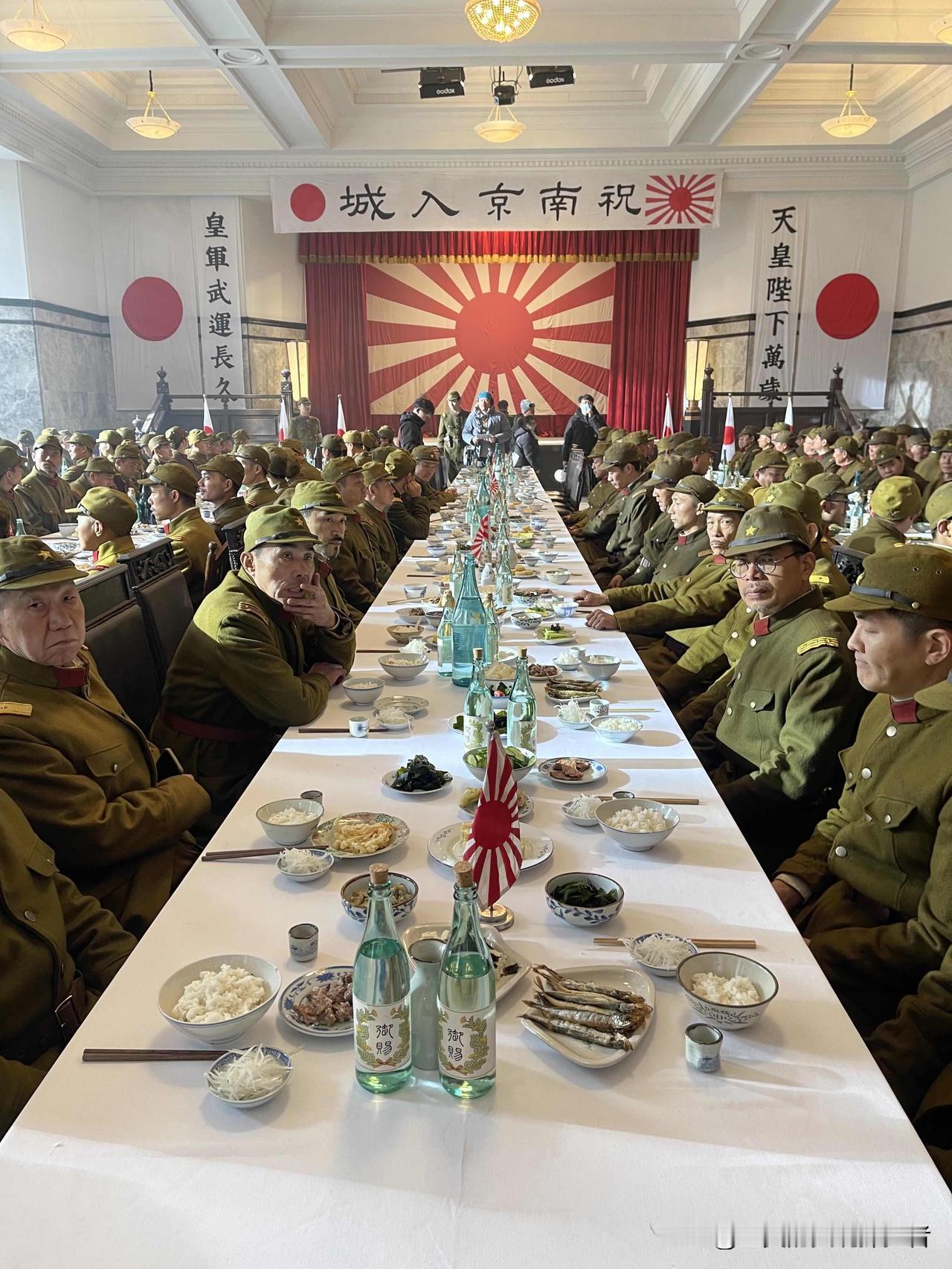虽然知道这帮小鬼子都是群演演的，但是不知道为什么感觉看起来都不像是演的，真该好好