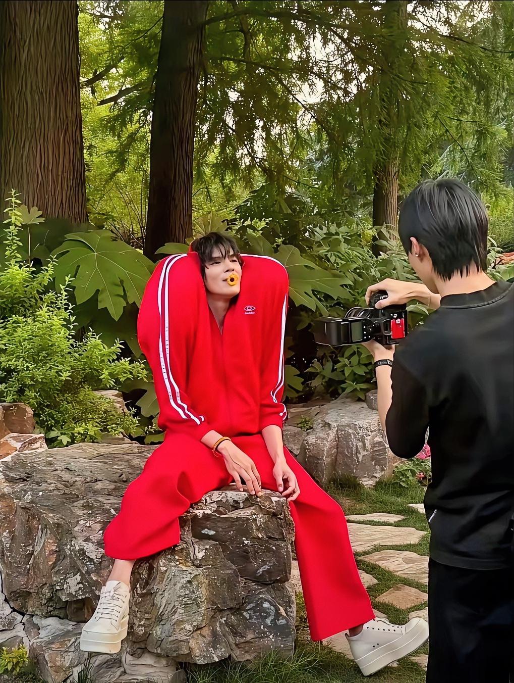 向佐穿一身红运动服上街，旁边路过的人，没一个回头看他。网上有人说他越来越沉