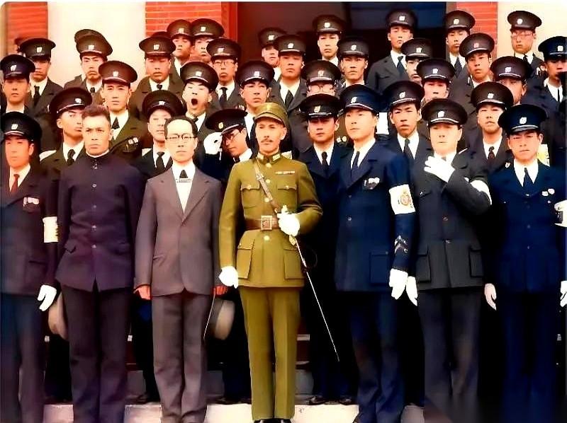 刷到一张老照片，绝了。C位那哥们儿，一身行头笔挺得像刚从模子里刻出来，腰上那把