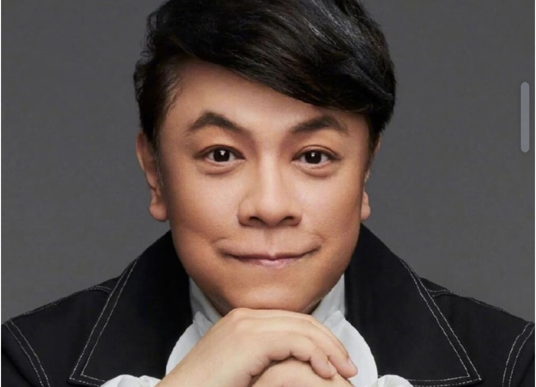 蔡康永从来没有跳反，人家原本就是反的。其中最经典的例子就是台湾电影奖金马奖在50周年的时候让蔡康永做