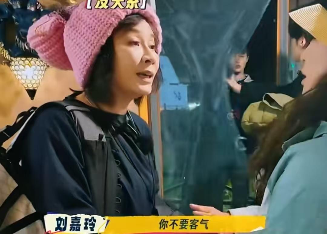 刘嘉玲来跟刘晓庆换房间，刘晓庆拒绝了，她已经适应了自己的房间！刘嘉玲：“真的，