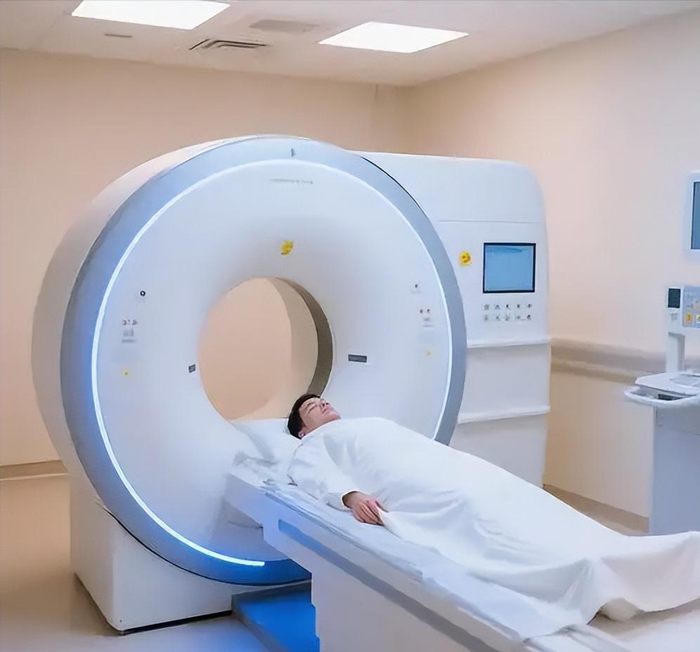 医院的核磁共振仪一台就要上千万，而一旦开机就永远不能关机，一天光电费就要1500