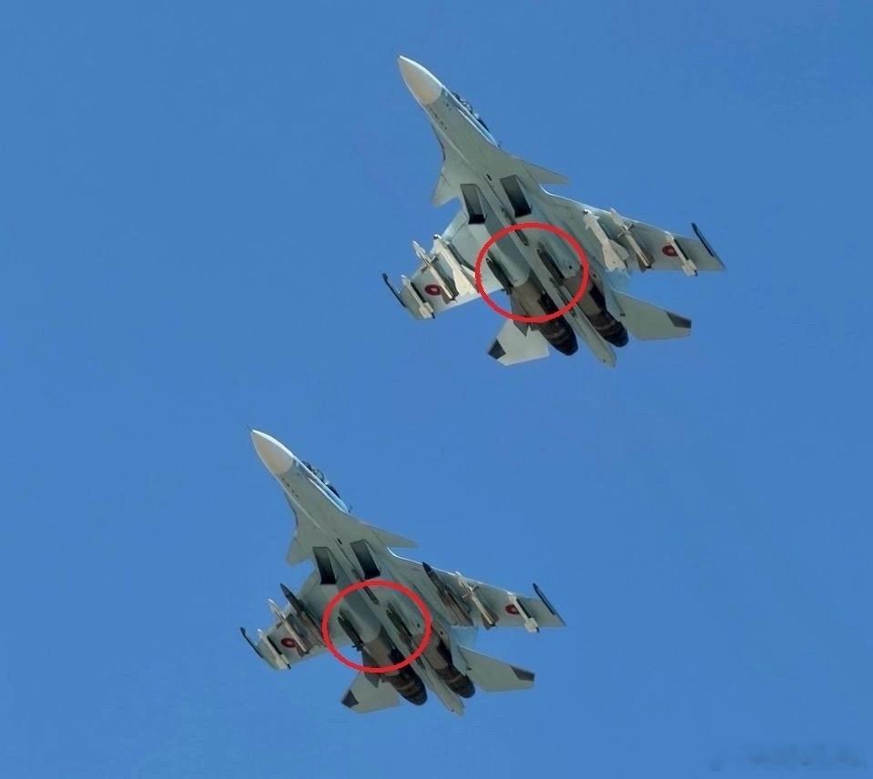 亚美尼亚首都埃里温举行阅兵彩排期间，现场展示了其空军苏-30SМ战斗机搭载的