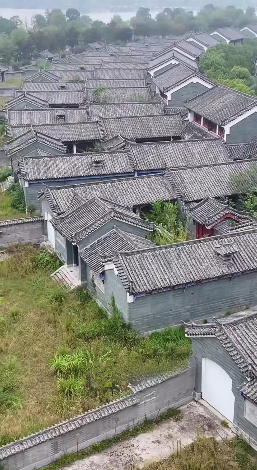 50亿砸出一个“鬼城”！网友的神评论，比项目本身还精彩先看一个魔幻现实主义的