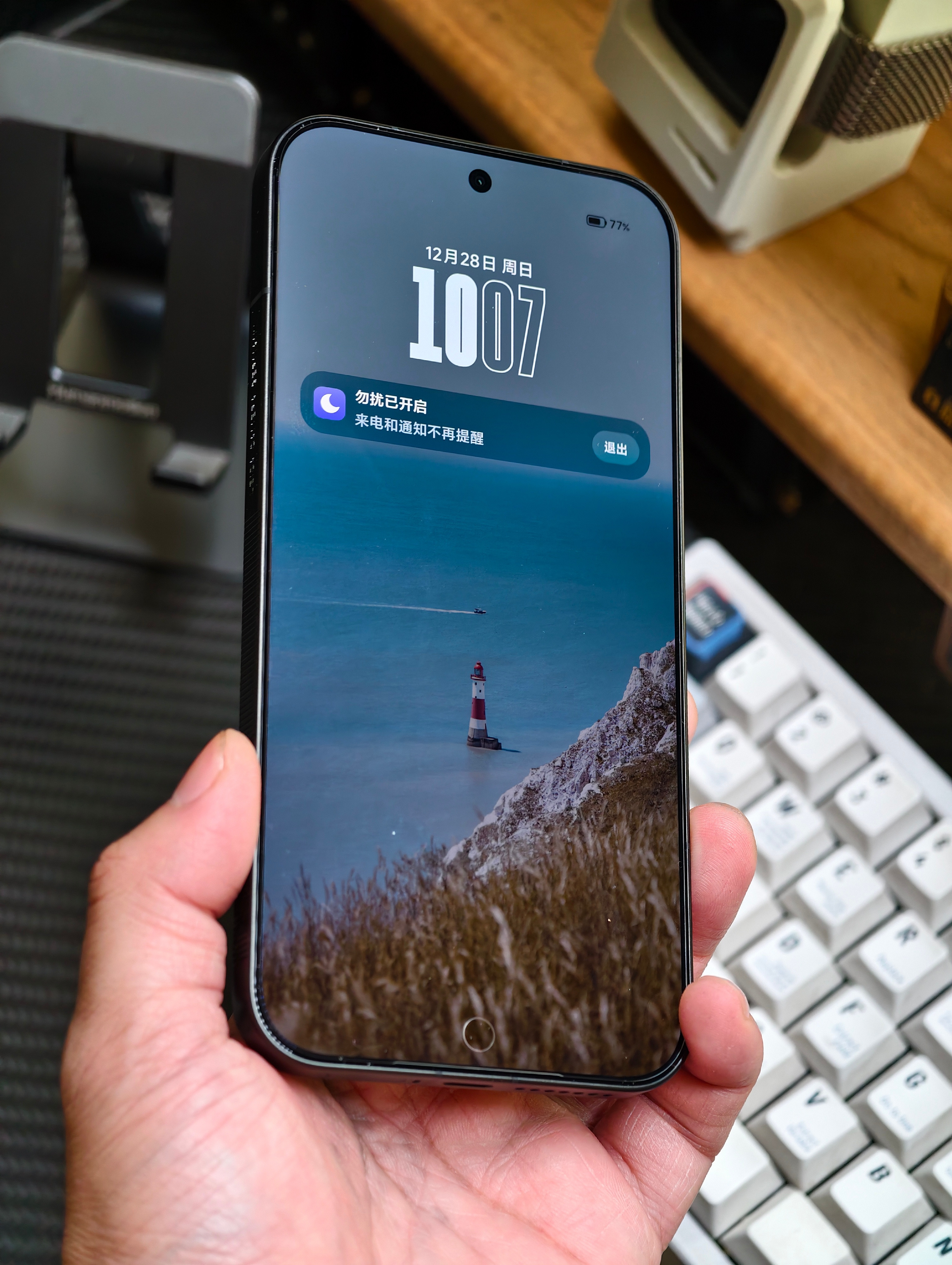 膜贴完了。艹，贴反了，正在撕下来从贴