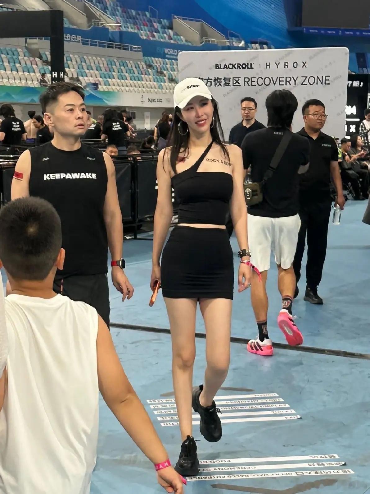 有网友在北京Hyrox偶遇田朴珺，她是来陪老公比赛的，她身材确实好，又高又瘦，这