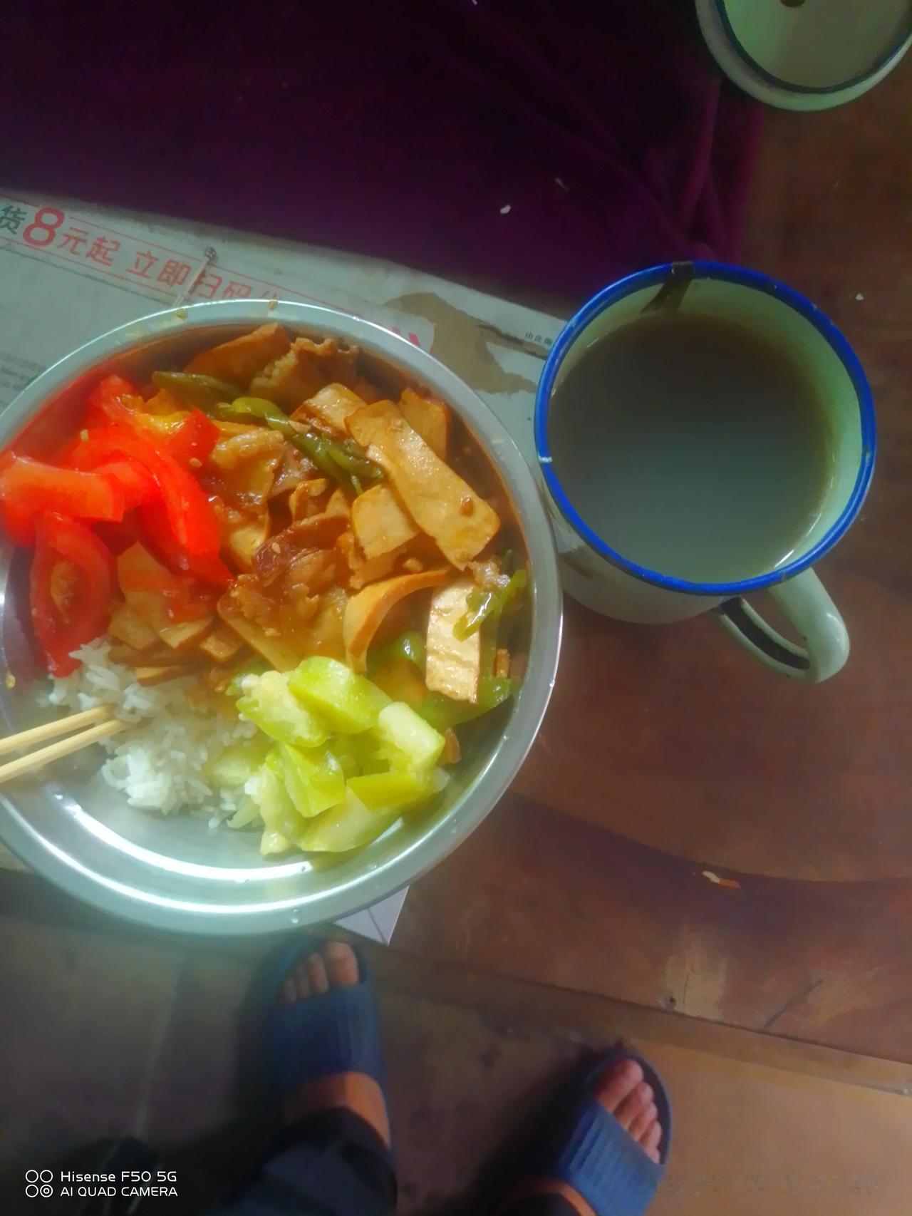 今天的晚餐，瓠瓜，还有豆腐干炒肉，还有酸菜，厨师还用白糖凉拌了一些西红柿，晚上的