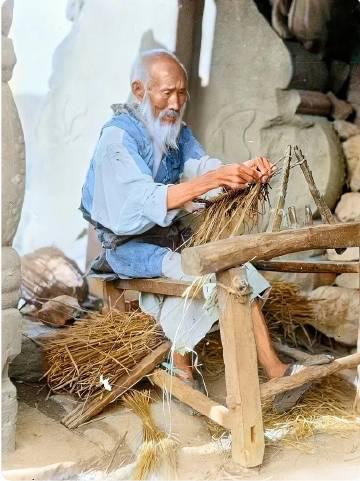 这是一张拍摄于1917年四川成都一位老者的照片，照片中老人鹤发白须，面容清瘦但精
