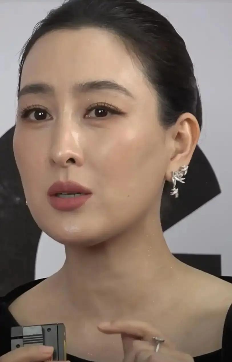 马苏这状态真的是“冻龄但不幼态”的范本吧！皮肤紧致没皱纹、法令纹也很淡，状