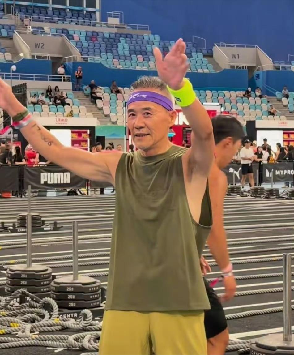 75岁的王石到现在都没活明白，自己拼了命的运动，其实是45岁的田朴珺在暗中熬鹰。