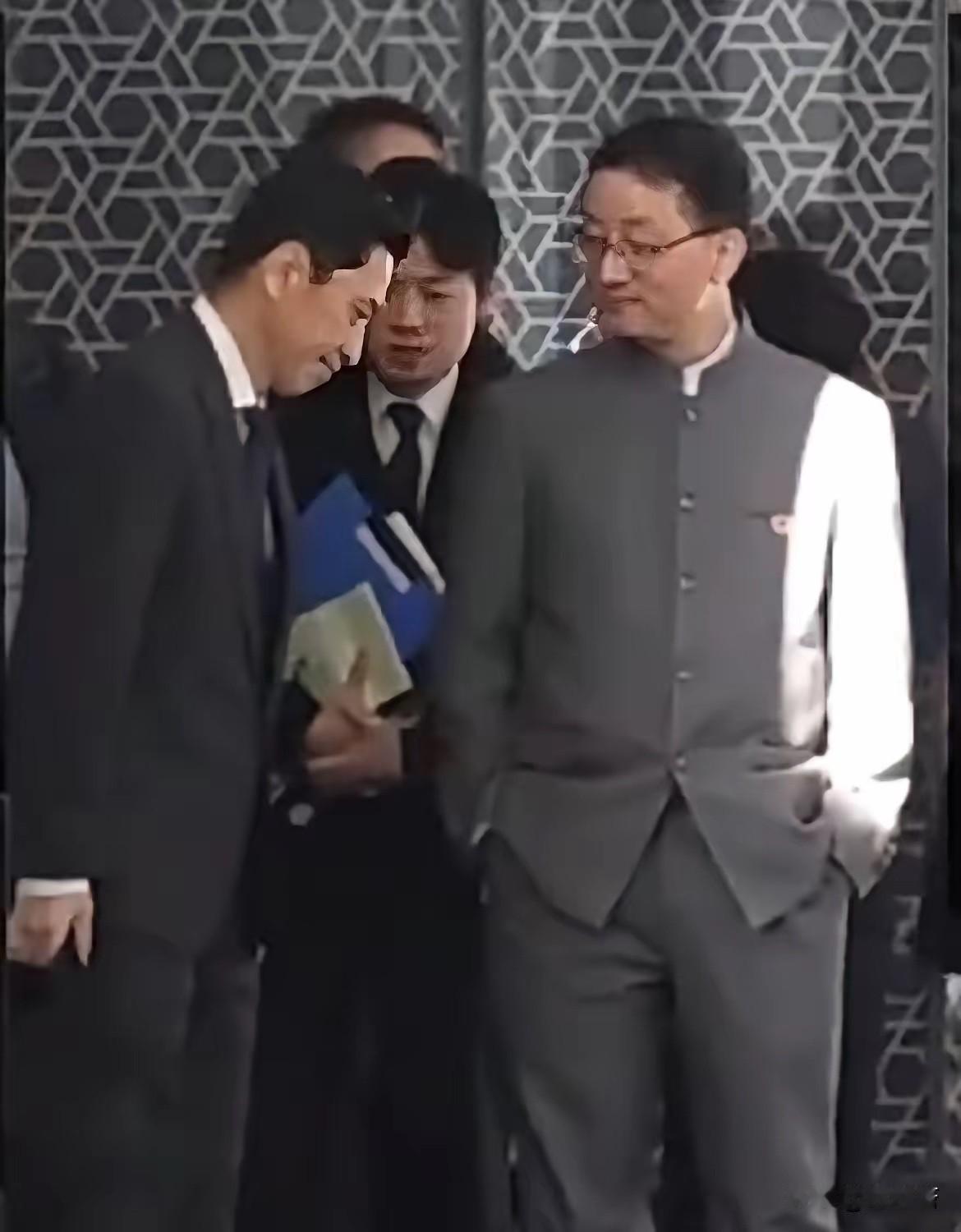 不知道你们有没有注意到：​在会谈中刘司长身着五四青年装，胸前佩戴着一枚国徽，双