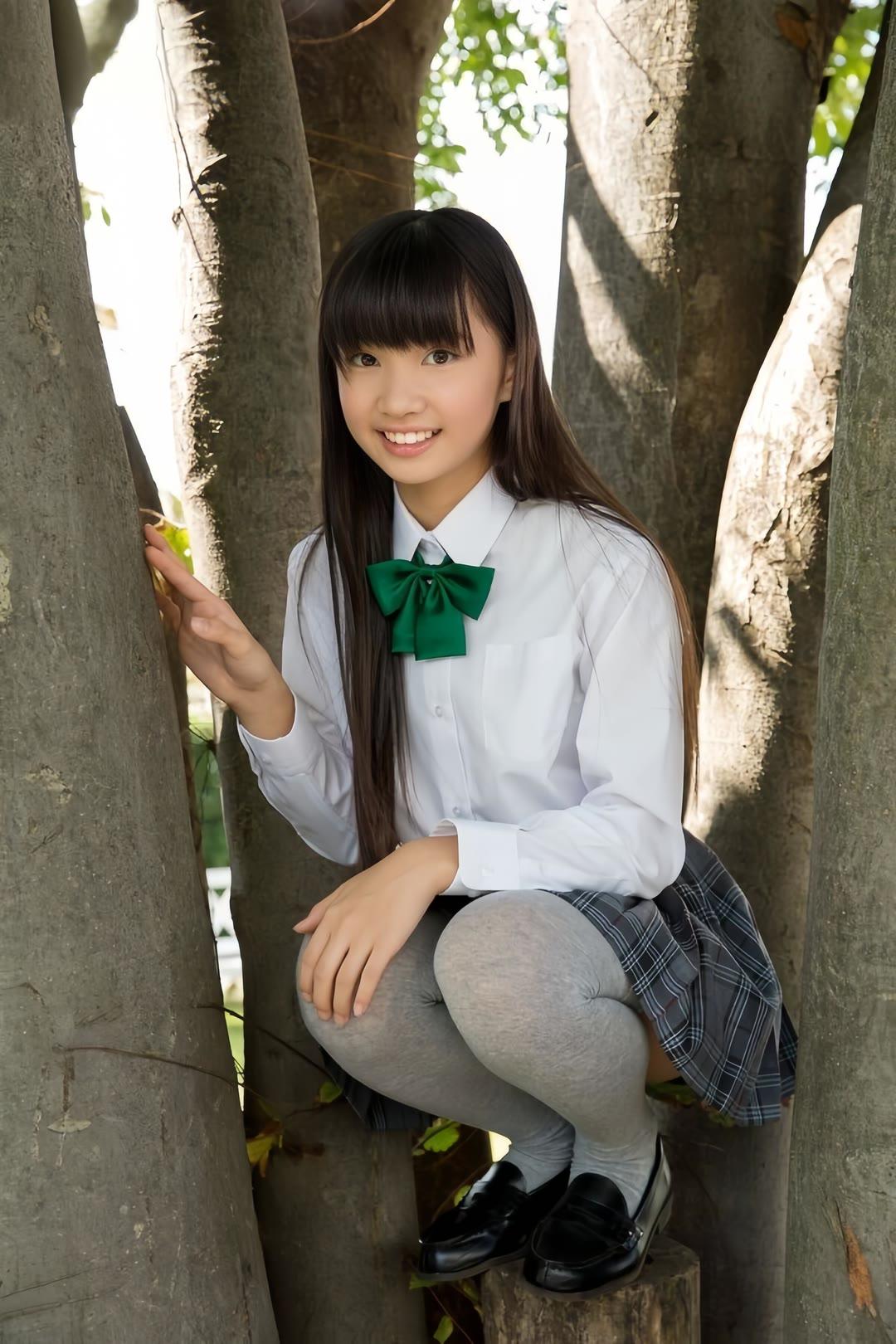 看到青春洋溢的校园少女微笑着倚靠在树旁，瞬间把我拉回了学生时代。那时候的我们，就