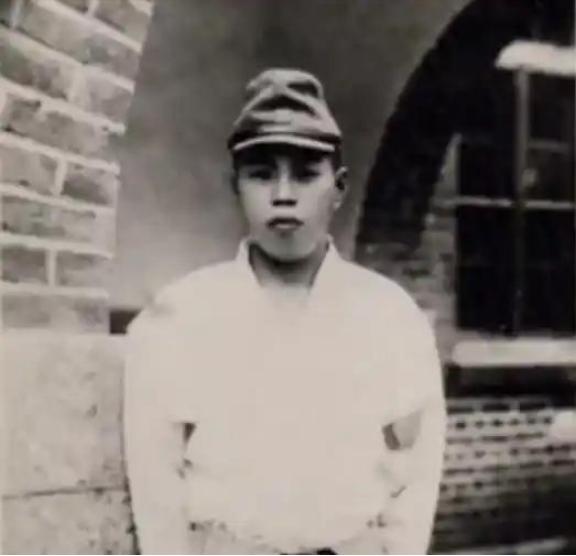 1940年，日军士兵小林清，在战斗中被八路军负伤俘获，日军随便找了一具尸体冒充小