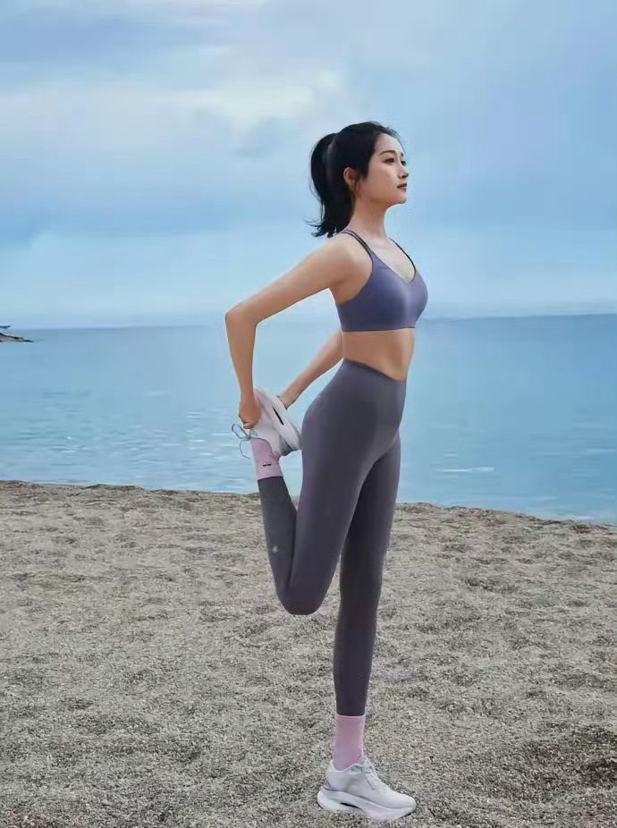 关晓彤应该是内娱为数不多的纯天然美女,就是缺少了一点女人味