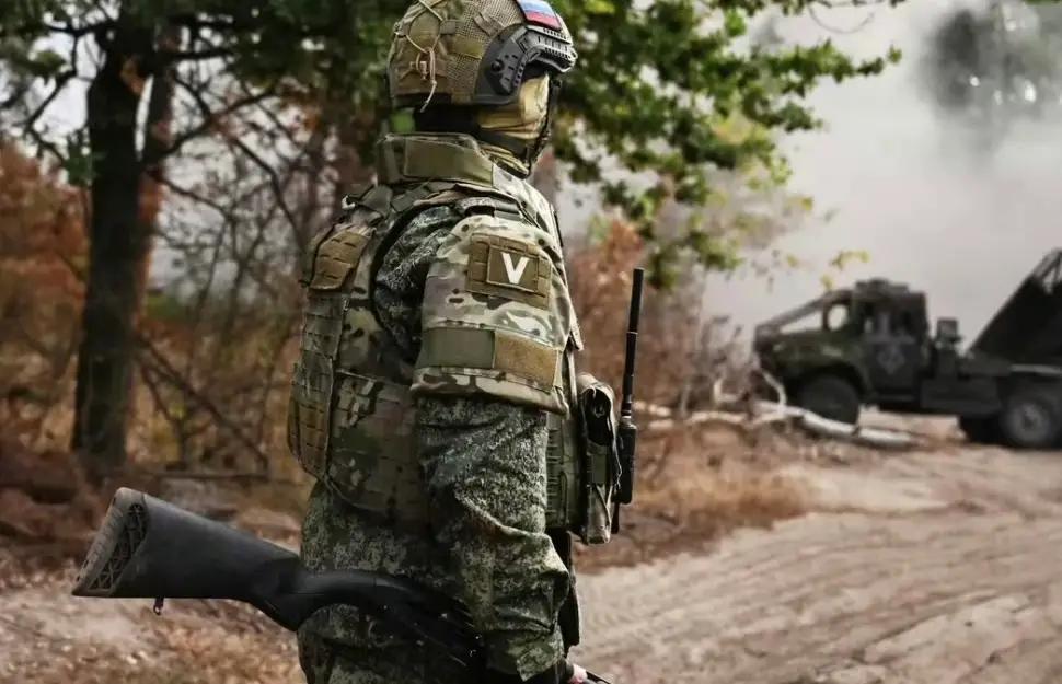 俄乌战争最大的意想不到就是，俄军那些亮闪闪的红场阅兵精锐部队，实战却很拉胯！俄军