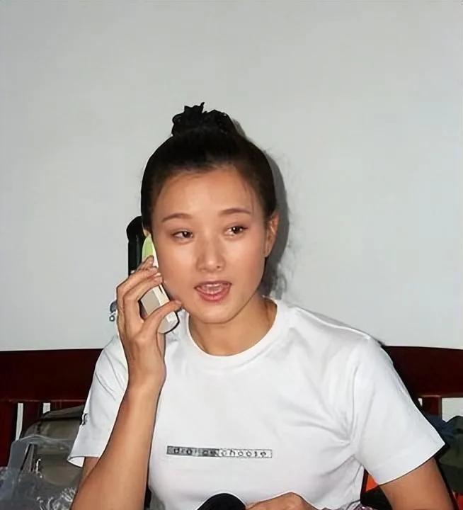 一张宋祖英年轻的时候的珍贵旧照！在那个没有美颜和滤镜的年代，天知道这样的颜值有多