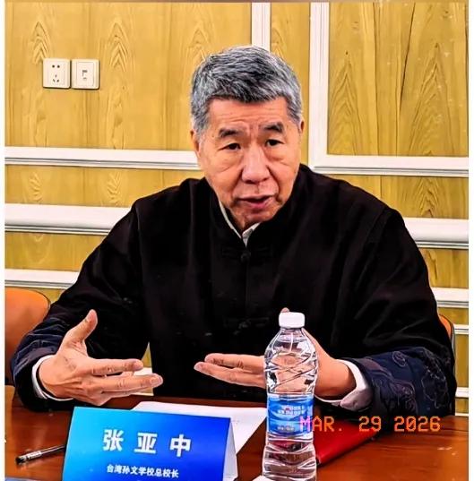 张亚中曾把国民党撕成四块。第一块朱立伦带头亲美，第二块李登辉这挂满脑子友日。