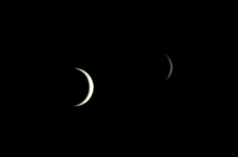 NASA的火星双星探测器ESCAPADE传回了一张独特的地月“全家福”。在