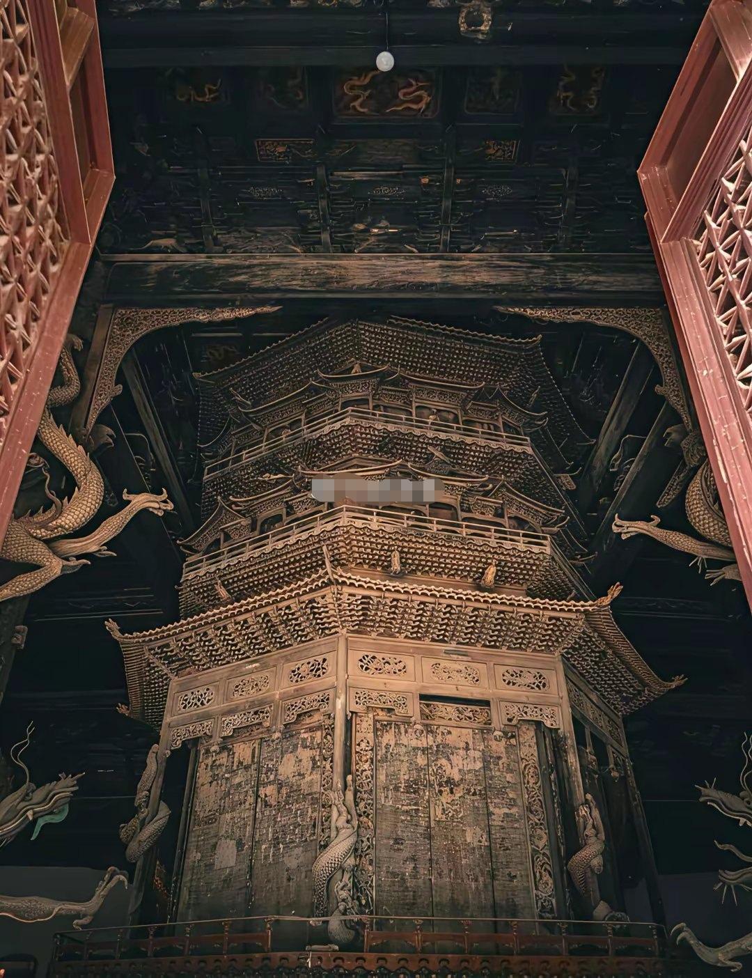 古人应该真的见过龙，他们没有编[抠鼻].