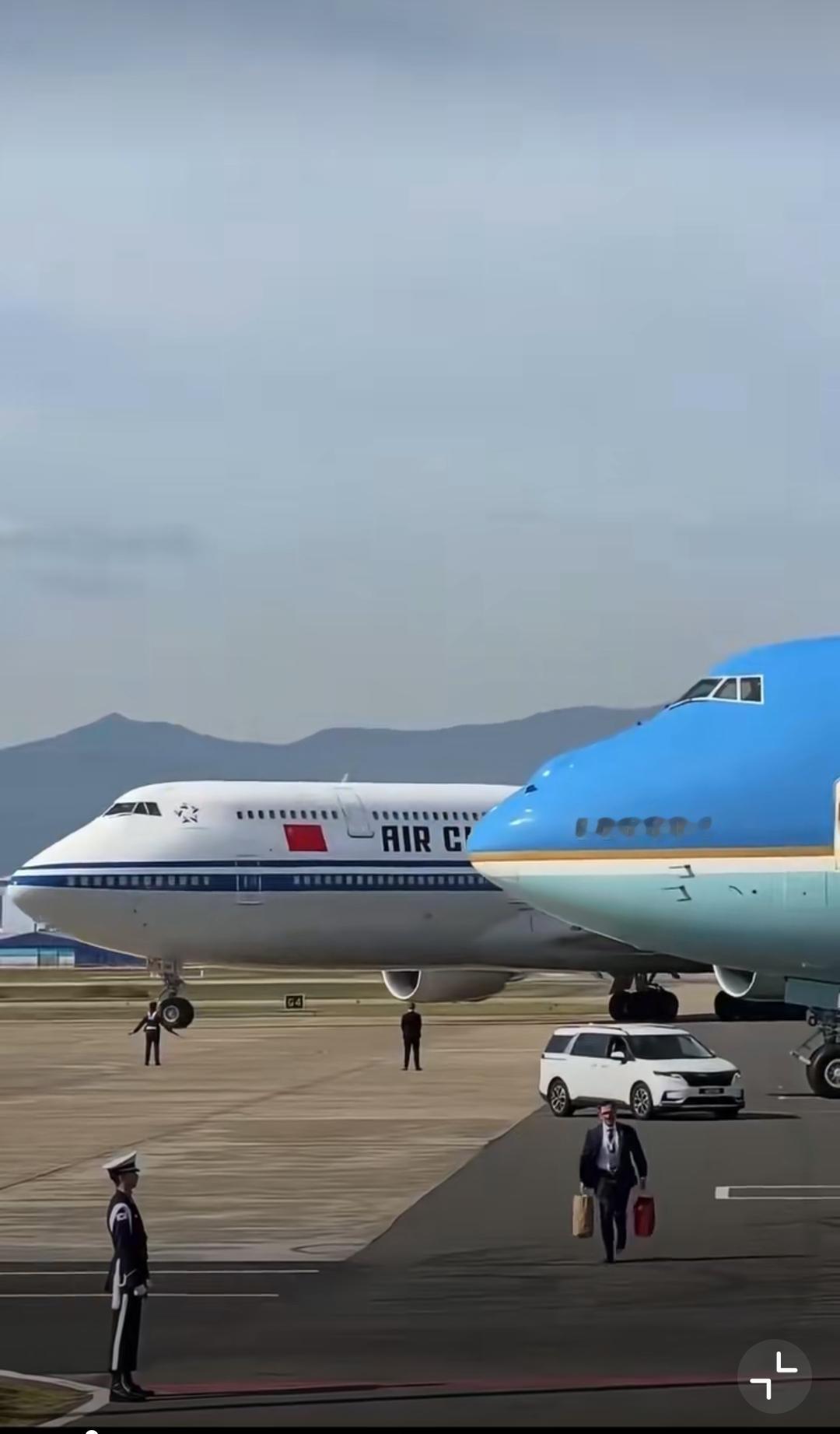 中美空军一号同框，大国风范！[赞][赞]我们国家没有传统意义上的专机，都是从