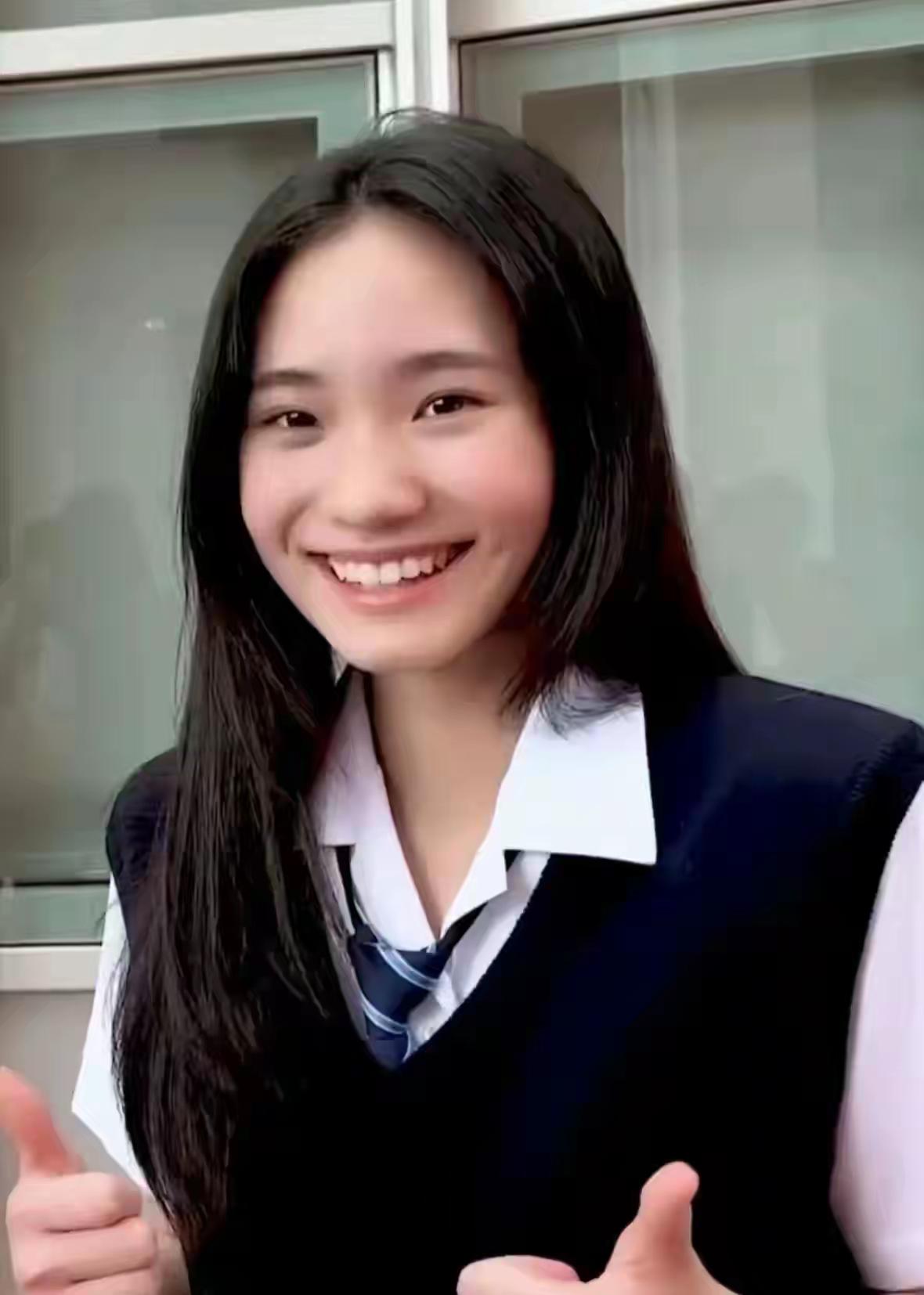 原来这个是小S的二女儿啊！我的天啊，变化真的是太大了，她的女儿，看上去都差不多一