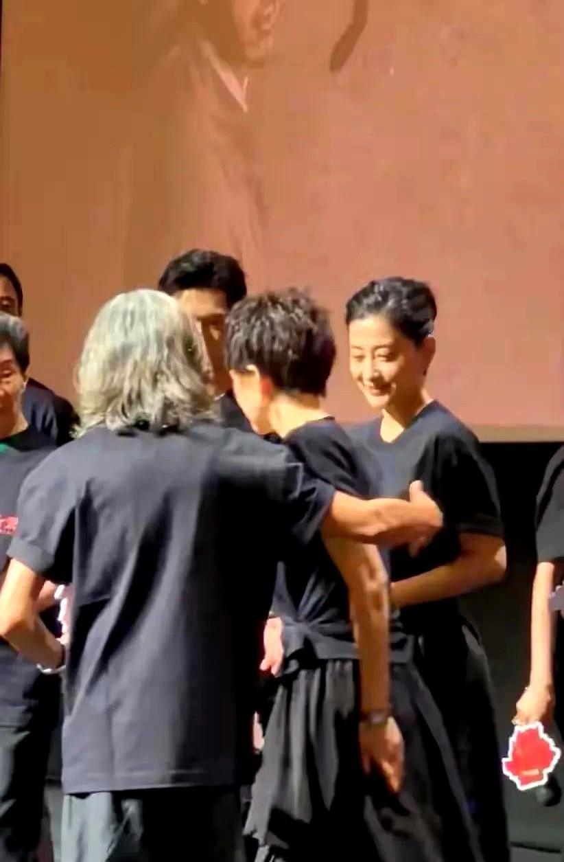 上海电影节名场面：杨幂谦让C位，雷佳音当场黑脸当时杨幂主动把C位让给章子怡，雷