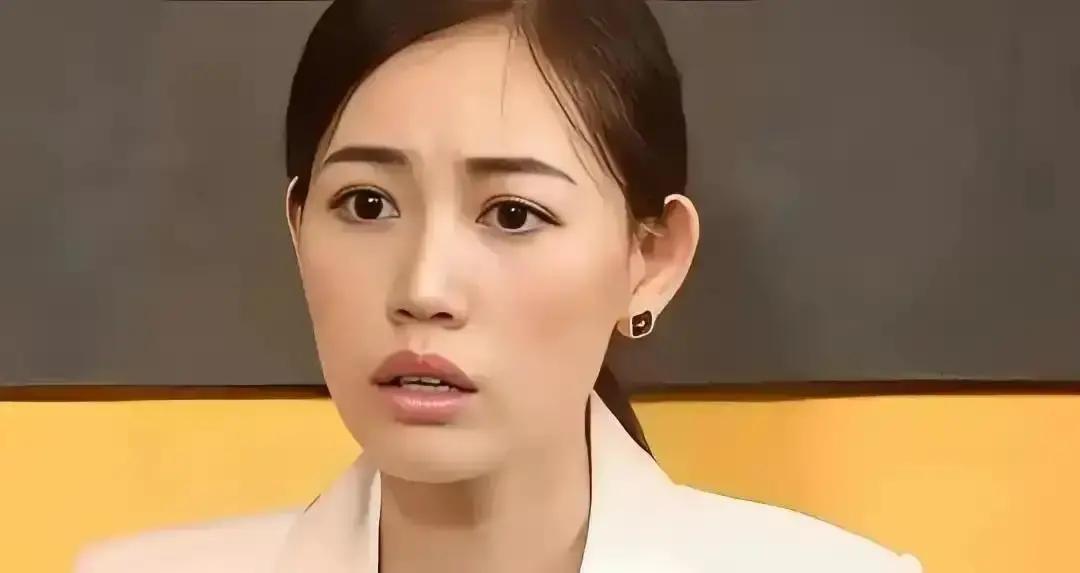 马蓉直播说最后悔守着钱过日子，网友直接炸锅。七年前她卷走王宝强资产跟经纪人跑路