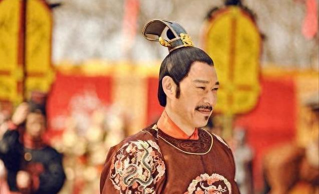 公元643年，魏征刚下葬没多久。李世民亲手写的墓碑，还立在那里。就在同一