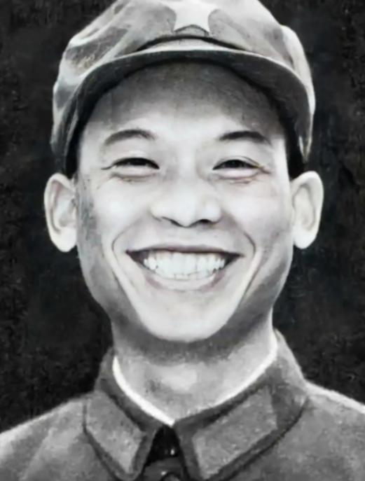 1979年，我军一名落单的战士在越南农田挖红薯，突然被石头砸了一下，他转头一看，