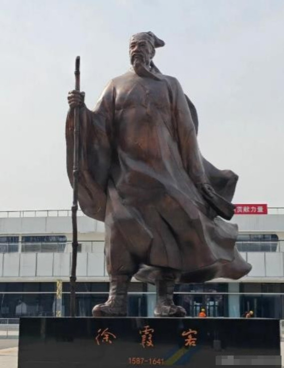 1617年，徐霞客因怀念已故妻子，偷偷宠幸了原配的侍女，并让她怀了身孕，谁料，待