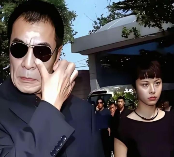 傅彪追悼会上刘威哭到墨镜都挡不住！身边站着小23岁女友杨若兮，谁能想到3年后他