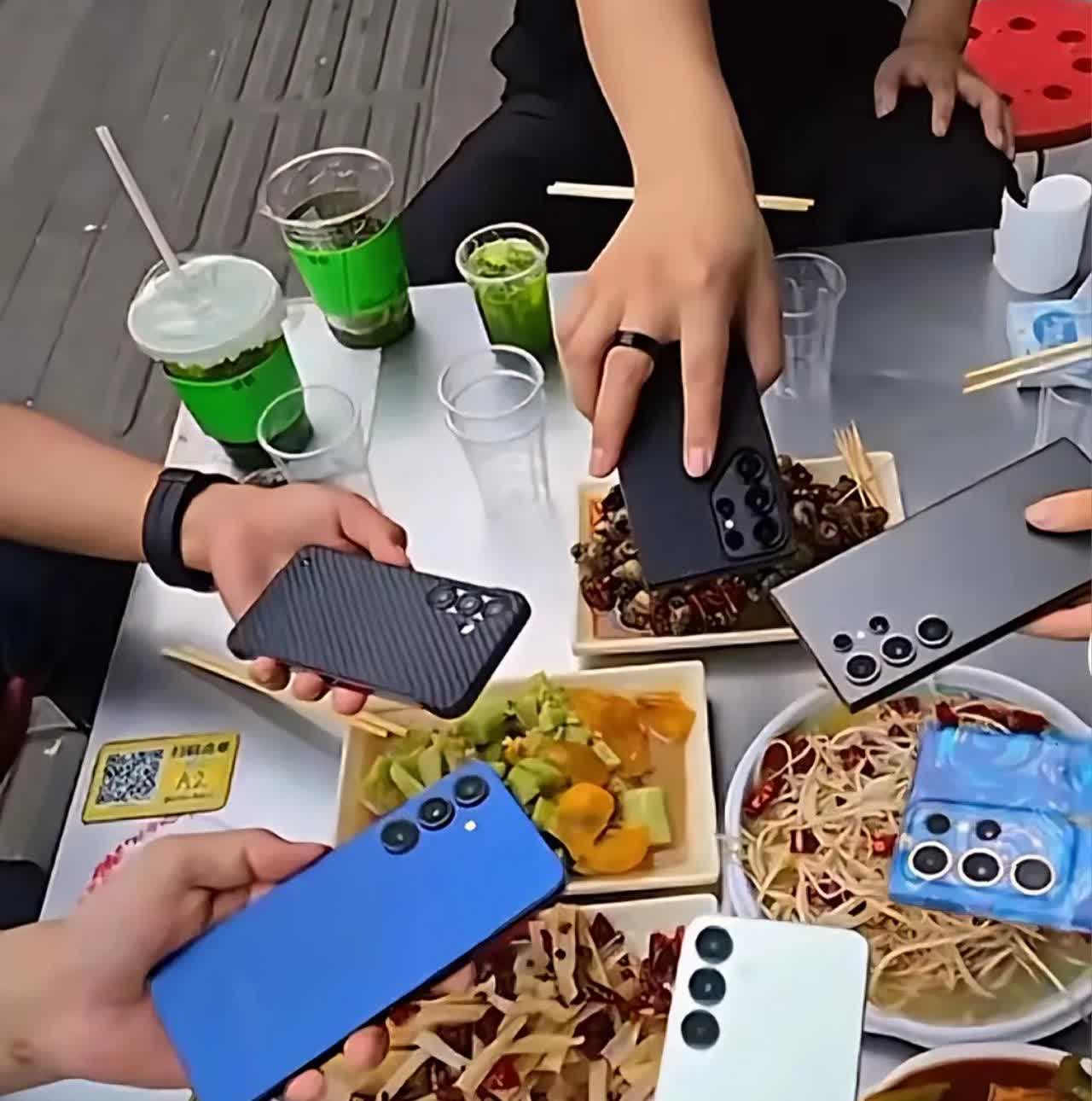 这肯定是三星机友大聚会了，6个人6台三星[笑着哭]第一次看到这么多人用三星，平