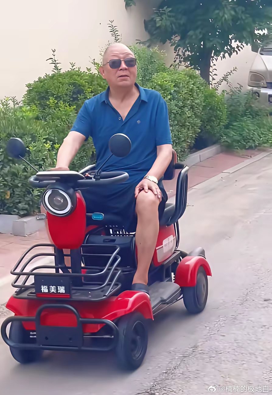 王宝强老爹，骑电三轮村里遛弯。77岁了，看精气神像57岁，老伴不在了，一个人心态