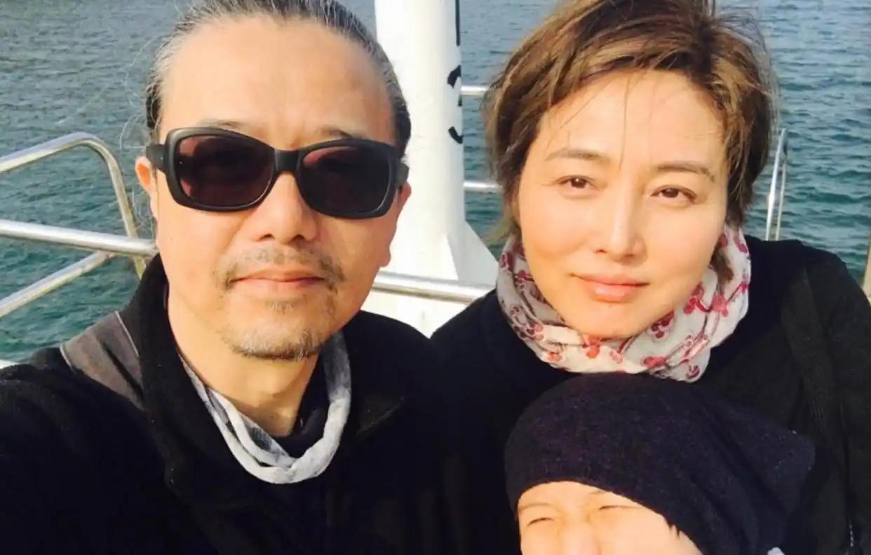 56岁“男人婆”张延离婚真相曝光，等女儿18岁才办手续，前夫一字回应，她已签约新