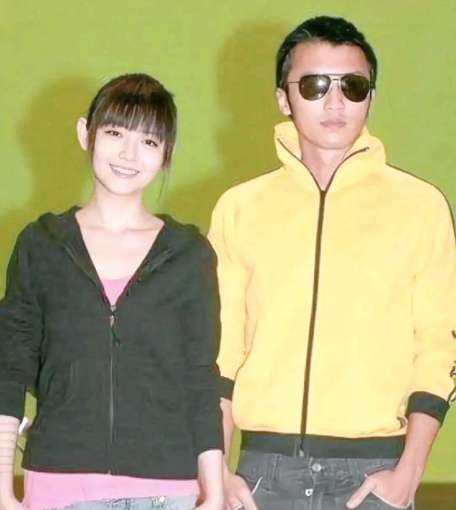 大S徐熙媛和谢霆锋，又是不搭的俩明星。穿着是青春休闲风，画面是活泼糖果色，两人