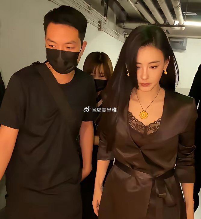 张柏芝现身北京商场皮松肉垮尽显老态大金坠子也撑不起气色！