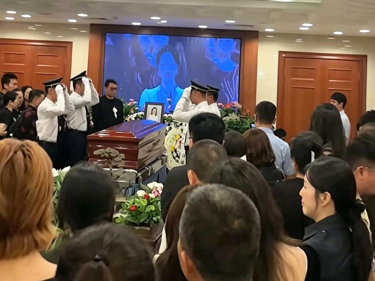 龚爽的遗体告别仪式圆满结束，礼仪人员缓缓准备移灵、送往火化。短短几步路，却