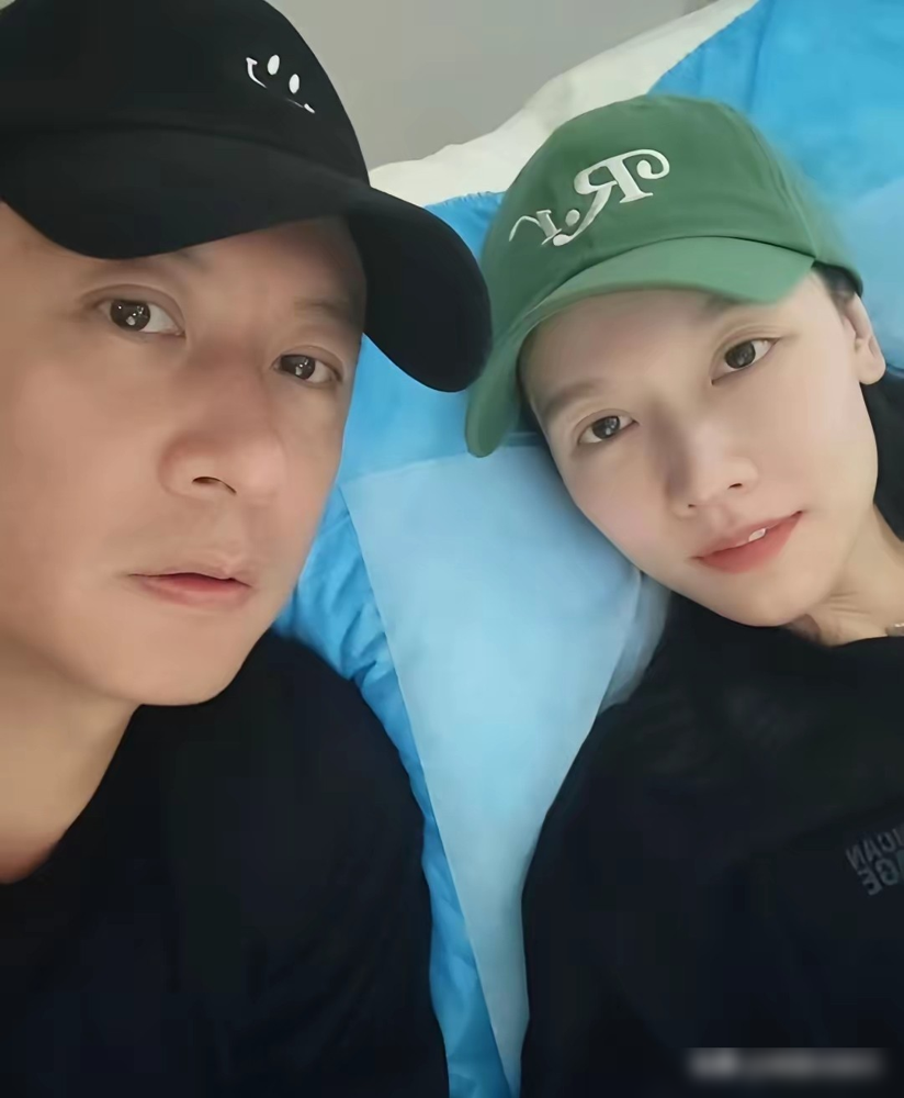 孙骁骁挺着肚子做四维，任重全程贴着她走，手就没离开过后腰。递水、拎包、跟医生核对数据，眼睛像长在媳妇