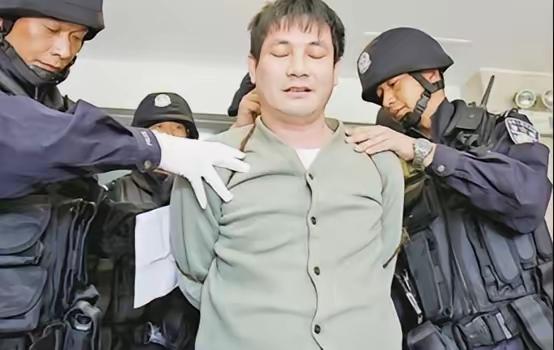 2013年，昆明看守所，糯康就要被执行死刑，由于绳子太紧了，他只能佝偻着身子站着