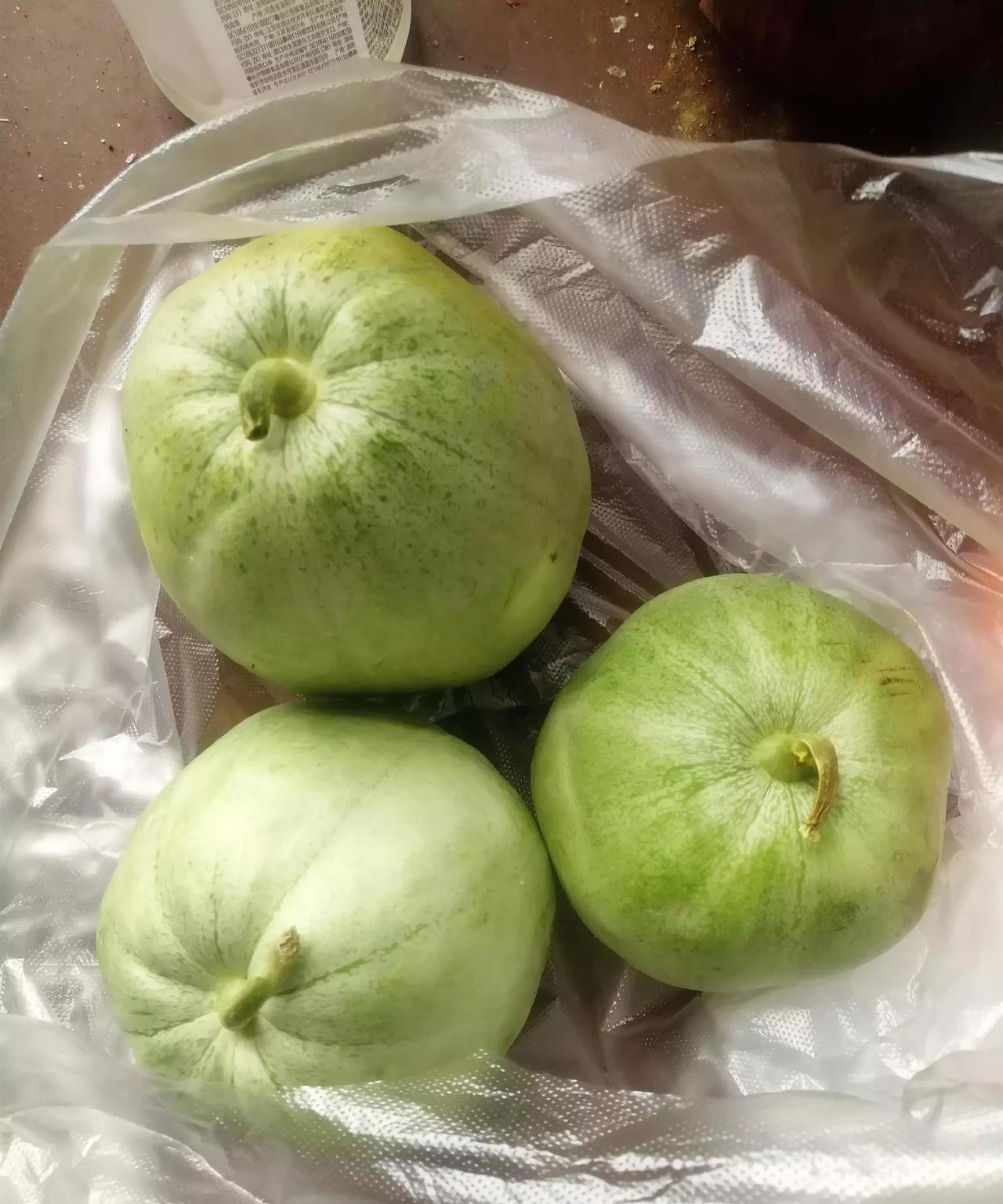1毛钱也不让！刚才去菜市场，买了几个香瓜，称重后3块3毛。我对摊主说，给你3